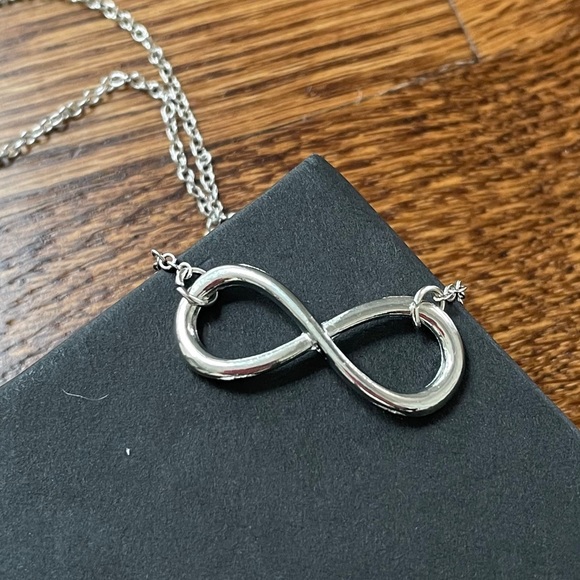 Brand new Silver necklace w infinity pendant - Picture 3 of 5